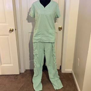 Pants and Shirt Scrub Set | Pants: M       Shirt: L